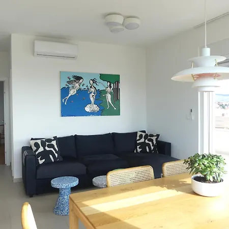 Seaside Serenity - Elegant With Stunning Sea Views *