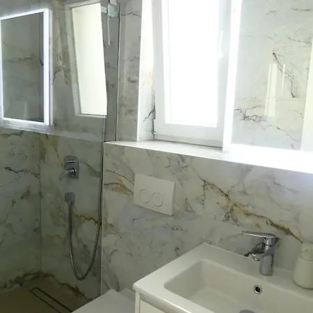 Seaside Serenity - Elegant With Stunning Sea Views Apartment