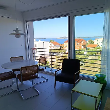 Seaside Serenity - Elegant With Stunning Sea Views Apartment *