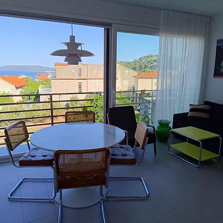 Seaside Serenity - Elegant With Stunning Sea Views *