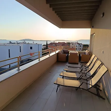 Seaside Serenity - Elegant With Stunning Sea Views Apartment *