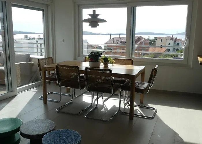 Seaside Serenity - Elegant With Stunning Sea Views 公寓