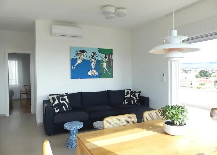 Seaside Serenity - Elegant With Stunning Sea Views *