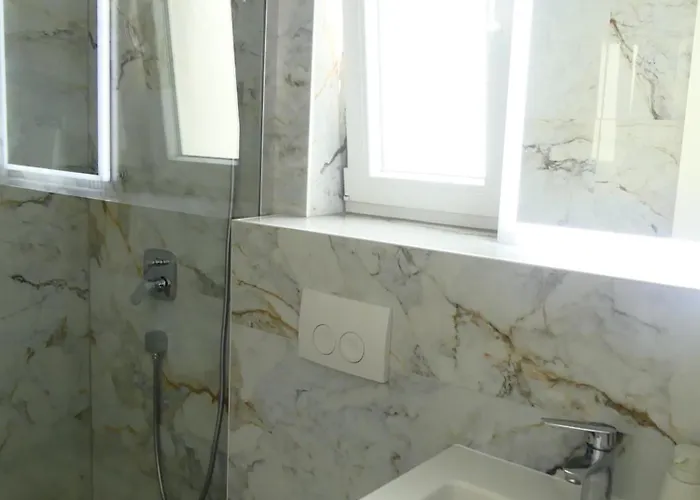 Seaside Serenity - Elegant With Stunning Sea Views 公寓