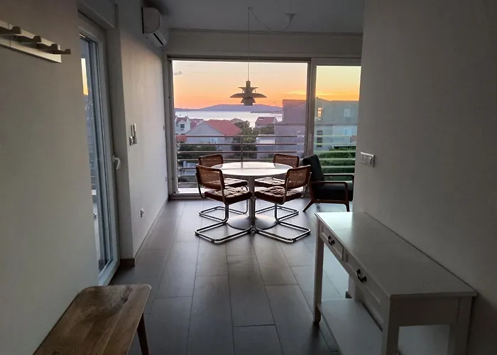 Seaside Serenity - Elegant With Stunning Sea Views *