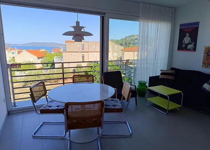 Seaside Serenity - Elegant With Stunning Sea Views *